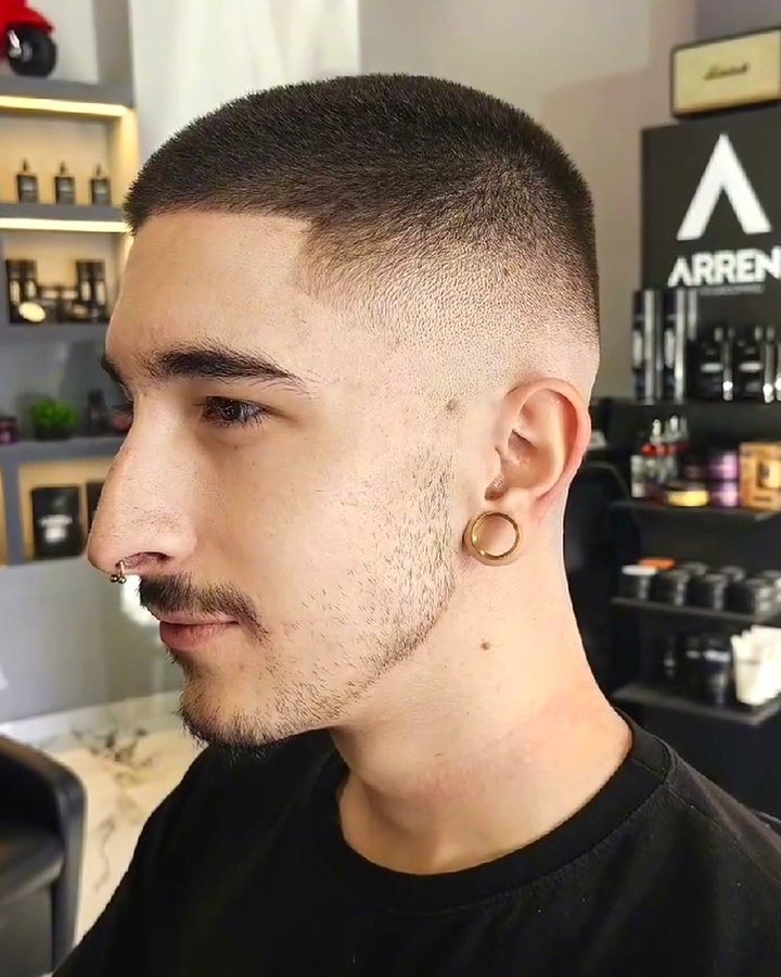 Πολύ κοντό κούρεμα με skin fade