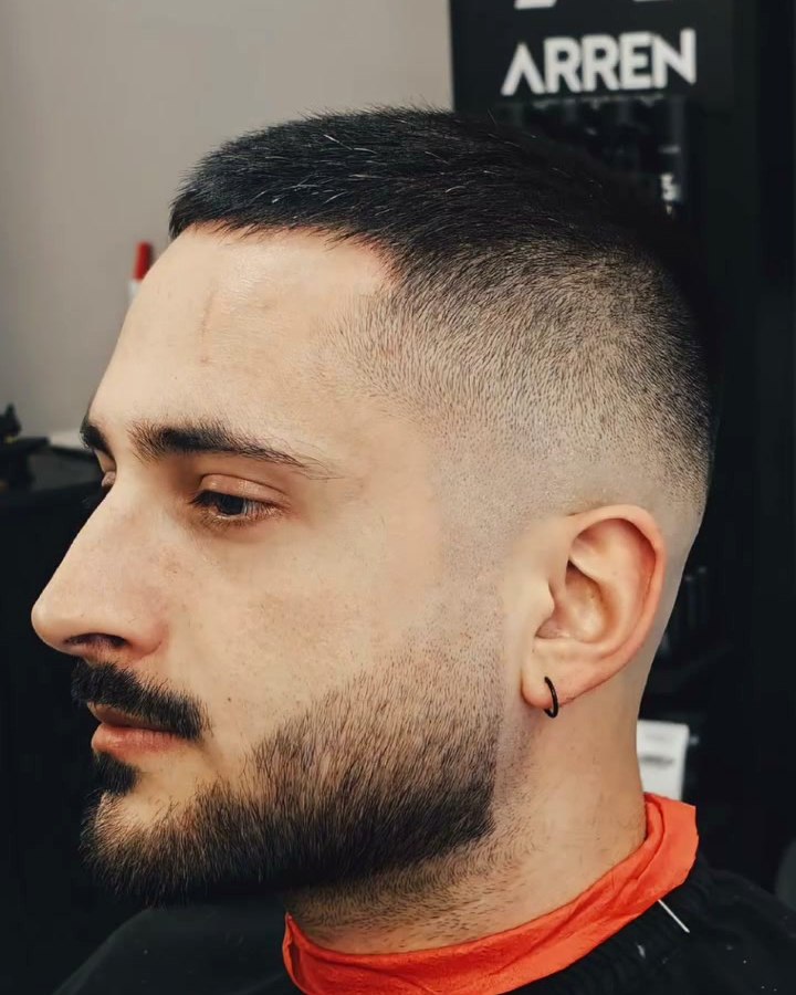 Skin fade με πλήρη γενειάδα